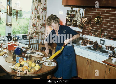 Inge Meysel, deutsche Schauspielerin, in ihrer Küche in Seevetal Bullenhausen, Deutschland 1969. Attrice tedesca Inge Meysel prepara il cibo alla sua cucina in Seevetal Bullenhausen, Germania 1969. Foto Stock