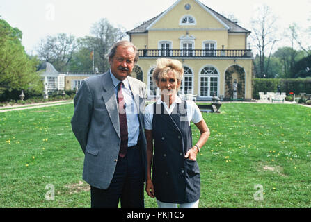 Fürst Ferdinand von Bismarck mit Ehefrau Elisabeth (Lippens) vor dem Familiensitz der Bismarcks Schloss Friedrichsruh nahe Amburgo, Deutschland 2006. Il principe Ferdinand von Bismarck con sua moglie Elisabeth (Lippens) di fronte alla residenza di famiglia di Bismarck Schloss Friedrichsruh vicino ad Amburgo, Germania 2006. Foto Stock