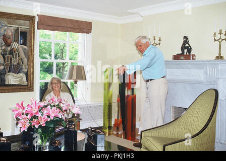 Gunter Sachs mit Ehefrau Mirja im Wohnzimmer, 2000er. Gunter Sachs con moglie Mirja nel soggiorno, 2000s. Foto Stock