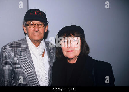 Helmut Newton, deutsch-australischer Fotograf, mit circuizione Frau giugno bei einer circuizione Austellungen, Deutschland ca. 1998. Helmut Newton, German-Australian fotografo, con sua moglie giugno in corrispondenza di una delle sue esposizioni, Germania ca. 1998. Foto Stock