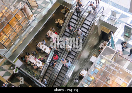 La lobby e scale mobili in atrio Time Warner Center a Columbus Circle, NYC Foto Stock