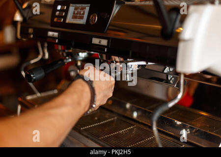 Barista la preparazione di caffè espresso, caffè processo Foto Stock