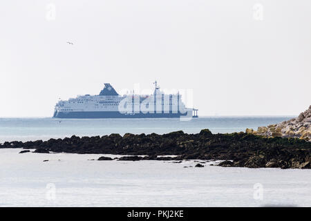 DFDS Cross Chanel traghetto dalla Francia avvicinando Dover come visto da St.Margaret's Bay Foto Stock