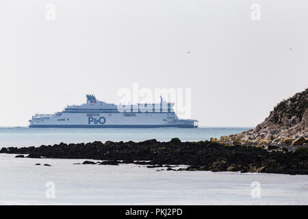 P & O Croce Chanel traghetto dalla Francia avvicinando Dover come visto da St.Margaret's Bay Foto Stock