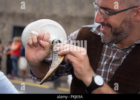 Sfilata di Madeira Wine Festival o 'Festa do Vinho Madera " in Estreito de Camara de Lobos, Isola di Madeira, Portogallo, settembre 2018. Foto Stock