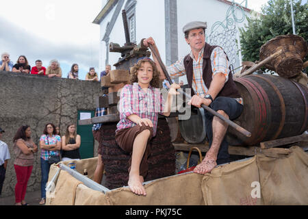 Sfilata di Madeira Wine Festival o 'Festa do Vinho Madera " in Estreito de Camara de Lobos, Isola di Madeira, Portogallo, settembre 2018. Foto Stock