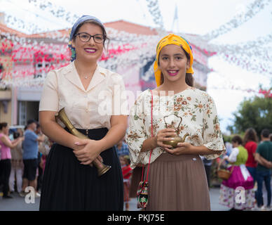 Sfilata di Madeira Wine Festival o 'Festa do Vinho Madera " in Estreito de Camara de Lobos, Isola di Madeira, Portogallo, settembre 2018. Foto Stock