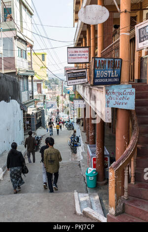 Strada con indicazioni per ostello e pubblicità in Shillong, Meghalaya, India Foto Stock