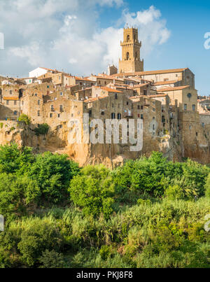 Vista panoramica di Pitigliano in un assolato pomeriggio estivo. Provincia di Grosseto, Toscana, Italia. Foto Stock