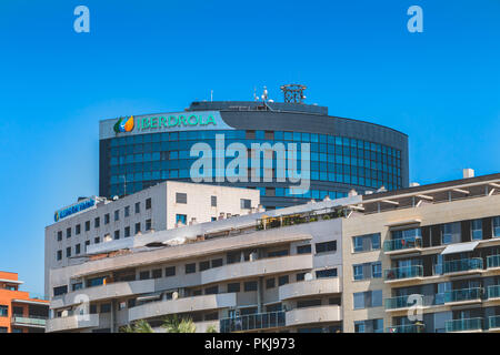 Valencia, Spagna - 17 Giugno 2017: dettagli architettonici di Iberdrola tower nel centro della città in un giorno di estate. Una società specializzata nel prodotto Foto Stock