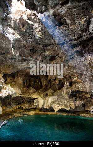 La grotta e bacino del Parco Nazionale. Alberta, Canada. Foto Stock