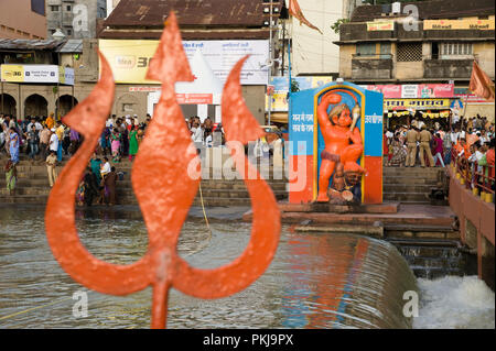 Kumbh Mela Arma di dio Shiva trishul e hanuman statua a ram Panchavati kund nashik maharashtra India Foto Stock