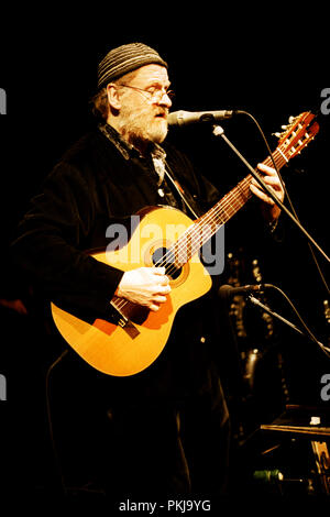 Belga cantante folk Willem Vermandere in concerto a Leuven (Belgio, 12/03/2003) Foto Stock