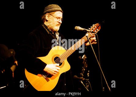 Belga cantante folk Willem Vermandere in concerto a Leuven (Belgio, 12/03/2003) Foto Stock