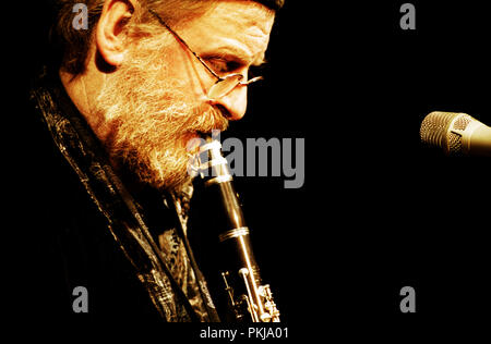 Belga cantante folk Willem Vermandere in concerto a Leuven (Belgio, 12/03/2003) Foto Stock