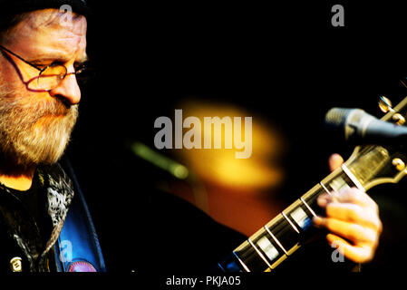 Belga cantante folk Willem Vermandere in concerto a Leuven (Belgio, 12/03/2003) Foto Stock