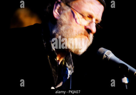 Belga cantante folk Willem Vermandere in concerto a Leuven (Belgio, 12/03/2003) Foto Stock