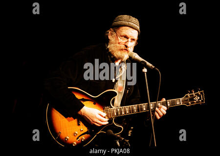 Belga cantante folk Willem Vermandere in concerto a Leuven (Belgio, 12/03/2003) Foto Stock