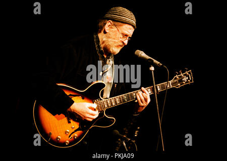 Belga cantante folk Willem Vermandere in concerto a Leuven (Belgio, 12/03/2003) Foto Stock