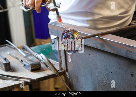 Vetro Master maker Urban Gabriele facendo una murrina vaso di vetro al suo forno La Fornasotta, Murano, Venezia, Veneto, Italia Foto Stock