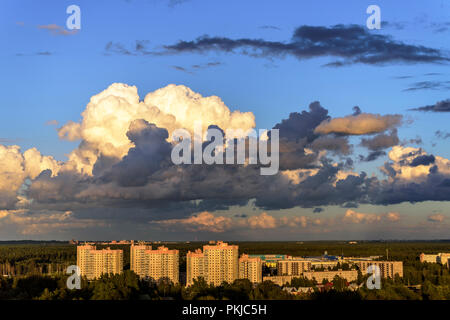 Panoramica vista di Nizza un paesaggio fantastico con un luminoso così bella cielo nuvoloso. Foto Stock