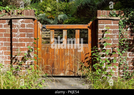 Garden gate di una country house nel Buckinghamshire, Inghilterra Regno Unito Regno Unito Foto Stock