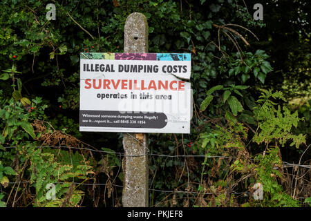 Dumping illegale un segnale di avviso nella Chiltern Hills, Buckinghamshire, Inghilterra Regno Unito Regno Unito Foto Stock