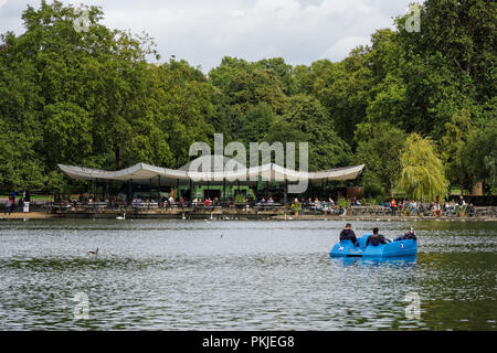 Il lago a serpentina in Hyde Park, Londra England Regno Unito Regno Unito Foto Stock