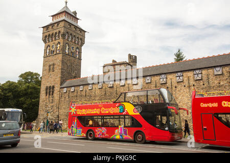 I bus turistici al di fuori del Castello di Cardiff, Galles, UK. Foto Stock