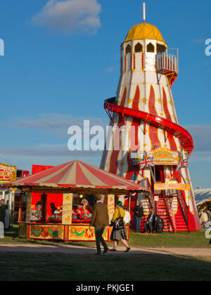 Goodwood, vecchio stile Helter Skelter in fiera, Chichester, West Sussex, in Inghilterra Foto Stock