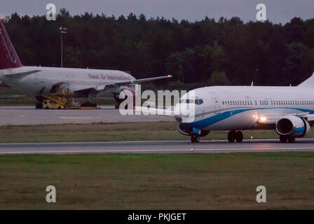 Il bulgaro Cargo Air Boeing 737-400 e charter Omni Air International Boeing 777-2U8(ER) in Aeroporto Lech Walesa di Danzica in Gdansk, Polonia. Settembre 12 Foto Stock