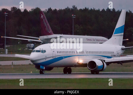 Il bulgaro Cargo Air Boeing 737-400 e charter Omni Air International Boeing 777-2U8(ER) in Aeroporto Lech Walesa di Danzica in Gdansk, Polonia. Settembre 12 Foto Stock