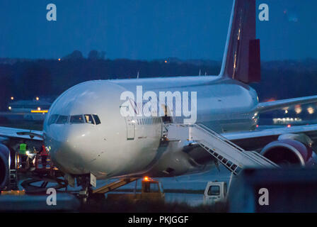 Carta Omni Air International Boeing 777-2U8(ER) in Aeroporto Lech Walesa di Danzica in Gdansk, Polonia. 12 settembre 2018 © Wojciech Strozyk / Alamy Stoc Foto Stock