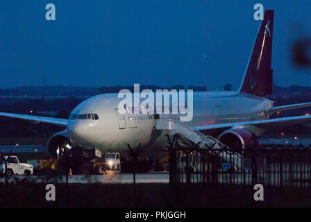 Carta Omni Air International Boeing 777-2U8(ER) in Aeroporto Lech Walesa di Danzica in Gdansk, Polonia. 12 settembre 2018 © Wojciech Strozyk / Alamy Stoc Foto Stock