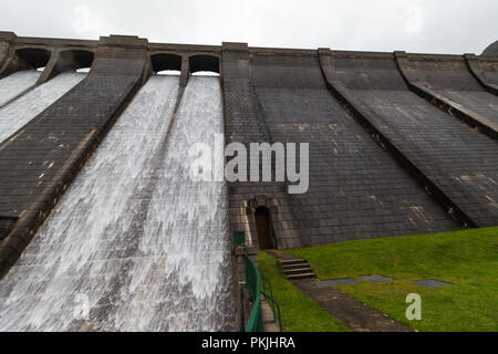 L'acqua è a cascata verso il basso la diga di parete in corrispondenza di Ben Crom il serbatoio nel cuore della Mourne Mountains, N.Irlanda. Foto Stock