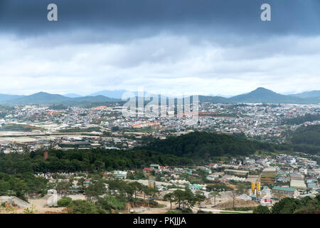 La vista panoramica della città di Dalat da Du Sinh hill un giorno nuvoloso. La città si trova a 1.500 m sopra il livello del mare Foto Stock