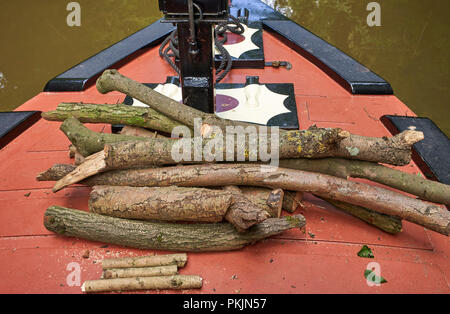 La raccolta di Legno di caduto in estate è un modo facile per fare scorta di legno per l'inverno se siete su un narrowboat Foto Stock