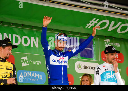 Vincitore Julian Alaphilippe, Wout Poels e Primoz Roglic sul podio al OVO Energy Tour della Gran Bretagna cycle race, stadio 8, Londra, Regno Unito. Foto Stock