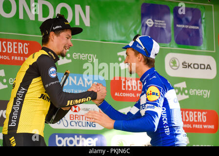 Julian Alaphilippe e Primoz Roglic sul podio al OVO Energy Tour della Gran Bretagna cycle race, stadio 8, Londra, Regno Unito. Foto Stock