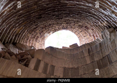 Yin-yang tetto. yin-yang tetto, noto anche come la grondaia tegola, è i tradizionali materiali da costruzione Foto Stock