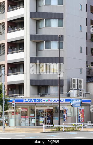 Un Lawson convenience store in Tokyo's Ryogoku / quartiere Kinshicho. Foto Stock