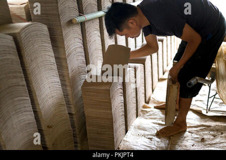 Yin-yang tetto. yin-yang tetto, noto anche come la grondaia tegola, è i tradizionali materiali da costruzione Foto Stock