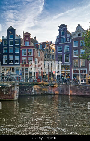 Amsterdam, Paesi Bassi - 7 Luglio 2018: la splendida vista dei canali di Amsterdam con il ponte e il tipico olandese case. Holland Foto Stock