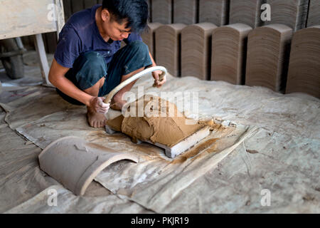 Yin-yang tetto. yin-yang tetto, noto anche come la grondaia tegola, è i tradizionali materiali da costruzione Foto Stock