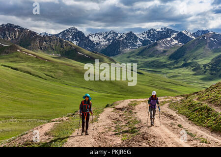 Il trekking ascendente 3,332m Jyrgalan Pass, Loop Keskenkyia trek, Jyrgalan, Kirghizistan Foto Stock