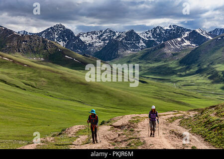 Il trekking ascendente 3,332m Jyrgalan Pass, Loop Keskenkyia trek, Jyrgalan, Kirghizistan Foto Stock