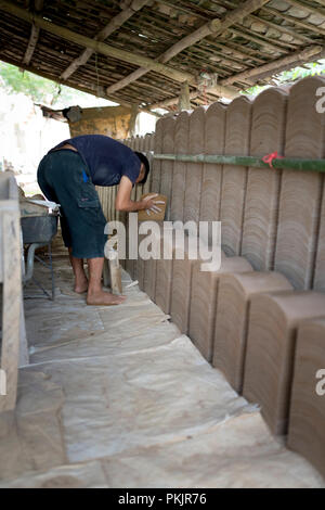Yin-yang tetto. yin-yang tetto, noto anche come la grondaia tegola, è i tradizionali materiali da costruzione Foto Stock
