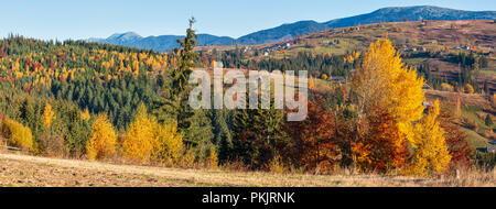 Mattina montagne dei Carpazi e del villaggio di frazioni su pendii (Yablunytsia village e pass, Ivano-Frankivsk oblast, Ucraina). Foto Stock