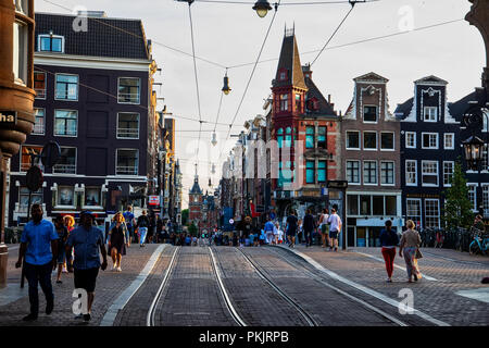 Amsterdam, Paesi Bassi - 7 Luglio 2018: la gente che camminava sul Leidsestraat strade di Amsterdam Foto Stock