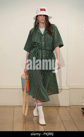 I modelli sulla passerella durante la Jamie Wei Huang Primavera/Estate 2019 London Fashion Week show al Somerset House, Londra. Premere l'associazione. Picture Data: venerdì 14 settembre, 2018. Foto di credito dovrebbe leggere: Isabel Infantes/PA FILO Foto Stock